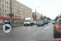 開頭就跪了 馬路上那些感人落淚的瞬間太溫馨了