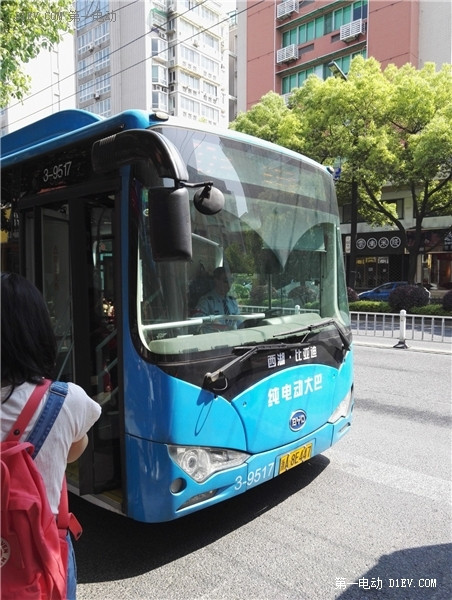 電動(dòng)公交遍地開花，看北京電動(dòng)車主另眼游杭州 