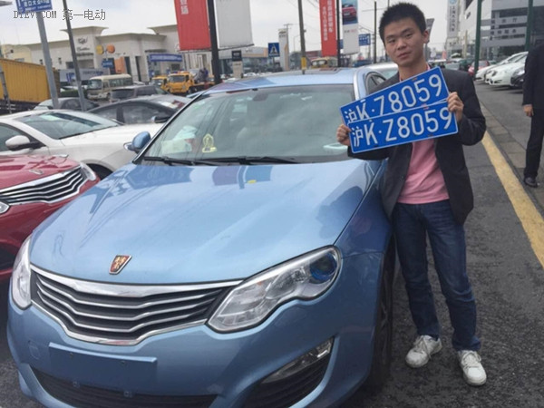 2016年首塊上海新能源汽車牌照正式發(fā)放 需求或?qū)⒚媾R爆發(fā)式增長