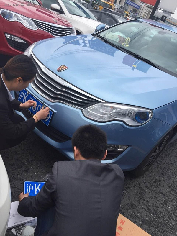 2016年首塊上海新能源汽車牌照正式發(fā)放 需求或?qū)⒚媾R爆發(fā)式增長