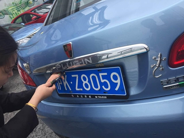 2016年首塊上海新能源汽車牌照正式發(fā)放 需求或?qū)⒚媾R爆發(fā)式增長