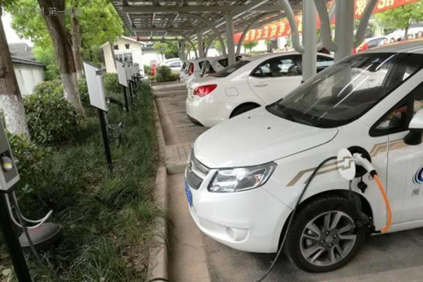 上海首座新能源汽車公益充電站落成