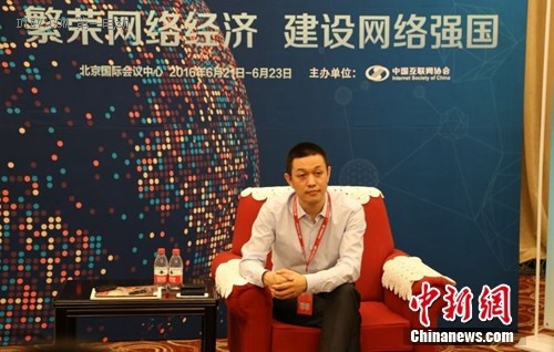 易车公司董事长兼CEO、蔚来汽车董事长李斌接受中新网等作者采访。