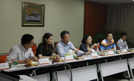 (左三)中国电动汽车充电基础设施促进联盟理事长董扬