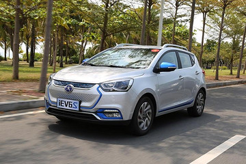 中國品牌純電SUV首次獲獎(jiǎng) 江淮iEV6S將2016年度純電動(dòng)汽車獎(jiǎng)收入囊中