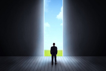 企业何时正常生产？集团采购会减少吗？说说今年新能源汽车的日子好不好过