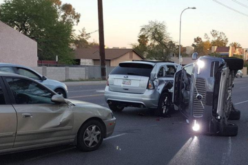 两车相撞后侧翻 Uber无人驾驶车辆再出事故