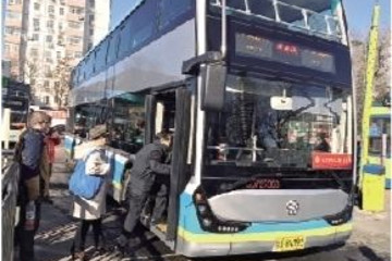 北京公交再添70部双层纯电动公交车