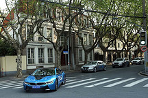 宝马新能源车队上海车展前上演街头秀，未来车型计划曝光