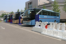 最高續航320Km 金龍客車龍威Ⅱ代純電動公路客車首發上市