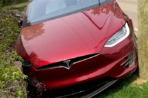 又是自動駕駛背鍋？罕見特斯拉Model X創始人系列車型撞毀
