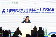 萬鋼：每隔四年新能源汽車電池能量密度提高一倍，成本降低約50%