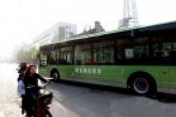 江苏南通首批30辆混合动力公交车投入运营