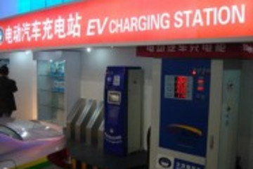 北京最大公交充换电站启用 可供160辆车充电
