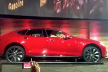 純電動汽車特斯拉Tesla換電池全程不到兩分鐘