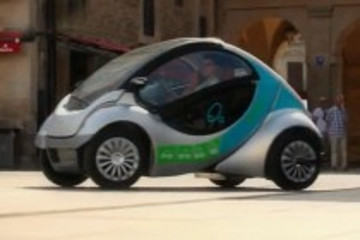 Hiriko微型折疊電動(dòng)汽車上路駕駛演示