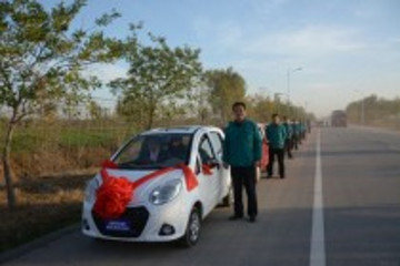 18辆电动汽车迎新娘 武城上演“低碳环保”婚礼