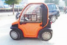 迷你四輪電動(dòng)車亮相襄陽(yáng)街頭 交警稱上牌難