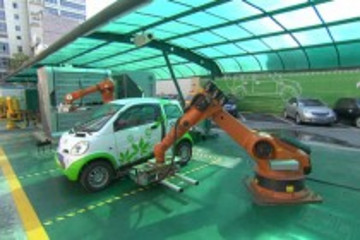 “換電機(jī)器人”亮相南通 一鍵完成電動汽車換電池