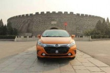 比亞迪全新混合動力車型“秦”拉美首發(fā)