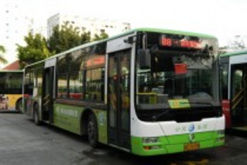 2013年郑州公交迎客超10亿人次 四分之一在快速公交