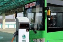 芜湖首辆新能源公交车上路运行 预计15年底投入450辆