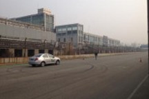 性能不亚于燃油车 电动汽车敞跑专业赛道无压力