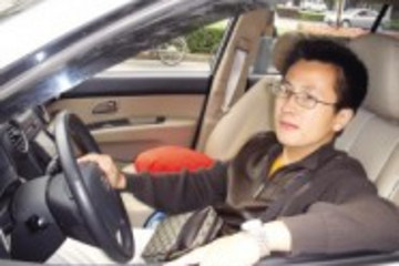 京城出现“遛车族” 花钱养车只为留牌