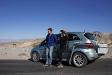 好莱坞情侣档驾驶奔驰B级燃料电池车横跨加州死亡谷