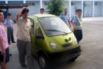 湖南湘潭交警整治“無(wú)牌無(wú)證”電動(dòng)汽車(chē)上路 緊盯銷(xiāo)售源頭