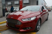 側(cè)向入位表現(xiàn)流暢 福特自動泊車體驗