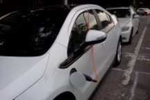 翻墻？爬樓？最奇葩的電動車充電方式盤點
