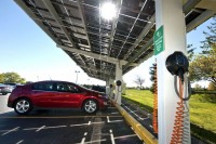 充電樁遭毀怎么辦？業(yè)內(nèi)人士建議“要充電請自費”