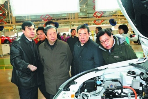 1月10日，中共中央政治局委员、国务院副总理马凯在江淮汽车电动车生产线上调研。