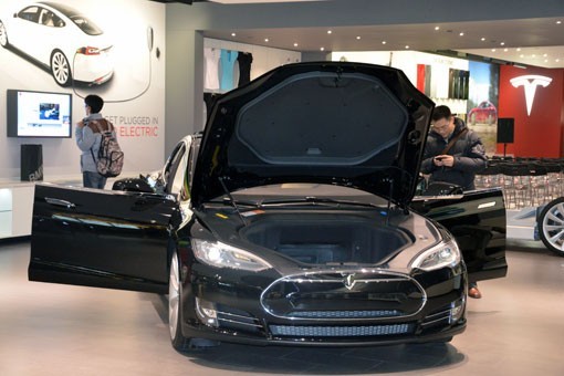 特斯拉北京门店内展出的Model S