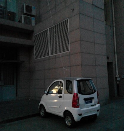 翻墻？爬樓？最奇葩的電動車充電方式盤點