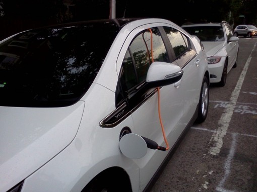 翻墻？爬樓？最奇葩的電動車充電方式盤點
