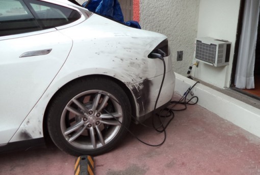 翻墻？爬樓？最奇葩的電動車充電方式盤點