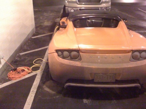翻墻？爬樓？最奇葩的電動車充電方式盤點
