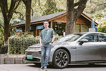 买了这辆电动车后，他把奥迪S1卖了，并宣布跟燃油车拜拜