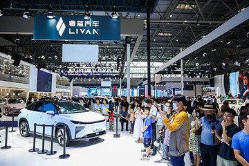 吉利“抛弃”睿蓝背后，为独立上市做准备？| 电动势