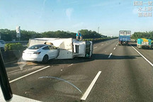 特斯拉的致命BUG？Model 3再现惊魂一撞，AP状态下高速直撞侧翻白色货车