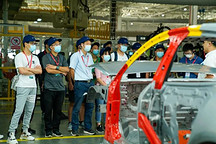 探访完肇庆工厂，小鹏和特斯拉/蔚来/理想的车主怎么看P7？