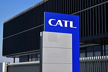 全球首富马斯克、香港首富曾毓群，新造车上演造富神话