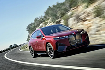 84.69 万的 iX，宝马电动化的纠结与进取