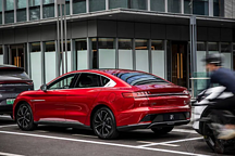 新势力向左、BBA 向右，比亚迪悄悄摸天花板