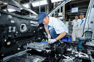 爱拼才会赢，何小鹏进厂拧螺丝