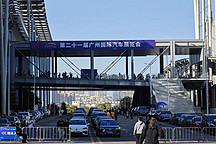 一條連廊，隔開兩個廣州車展