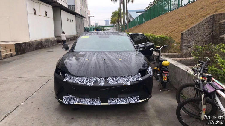 漢EV諜照 其前臉有著鮮明的跑車設(shè)計(jì)