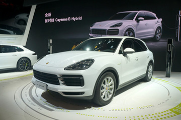 发动机从3.0T阉割至2.0T 保时捷Cayenne E-Hybrid进入中国啦